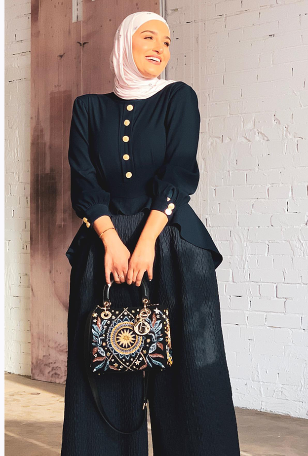 تنسيق الحقائب الصغيرة الخضراء مع ملابس كاجوال للمحجبات من وحي مرمر