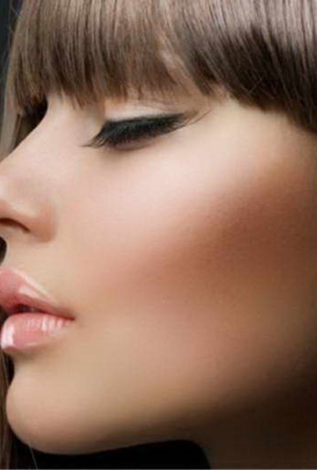 استخدمي الكونتور على جانبي أنفك لتصغير الأنف بالمكياج