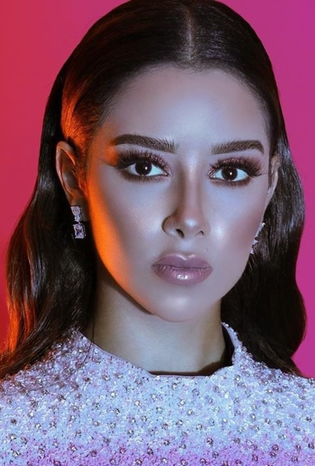 الفنانة بلقيس بمكياج ذهبي أنيق