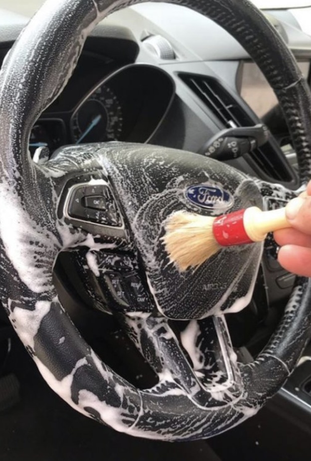 تنظيف مقود السيارة