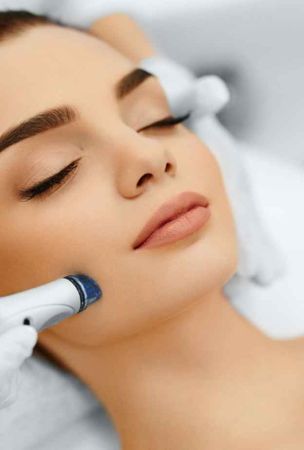 تعرفي على تقنية التقشير الكريستالي للوجه للتخلص من الندبات