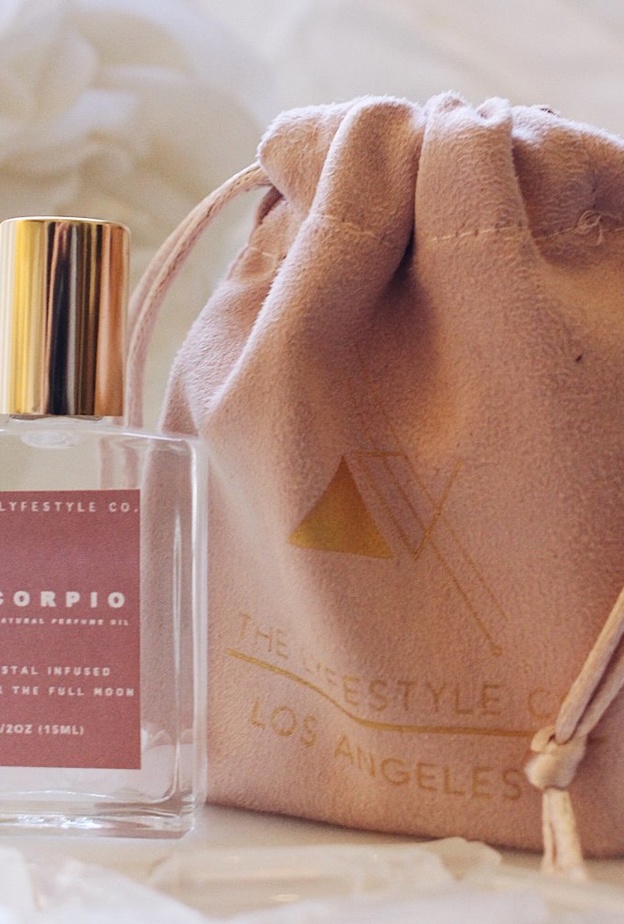  تناسبها العطور بنفحات ورديّة.