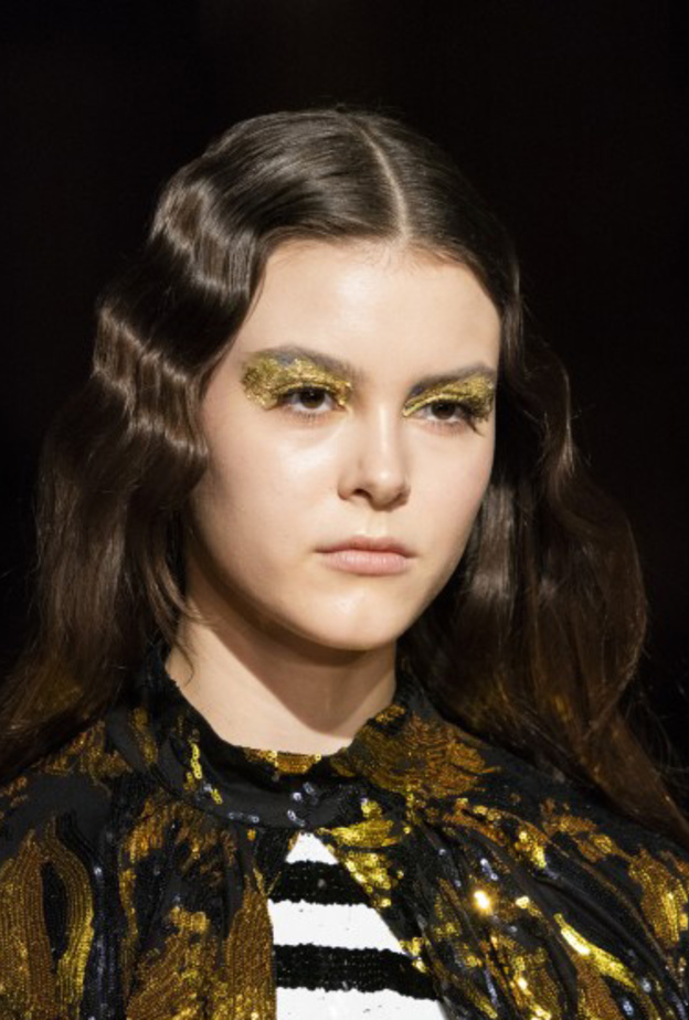 احمر شفاه قوي ولماع على طريقة ‏Tadashi Shoji