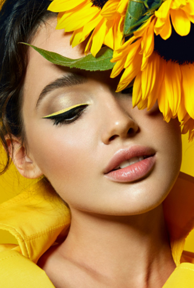 اعتمدي الآيلاينر الأصفر لإطلالة جريئة