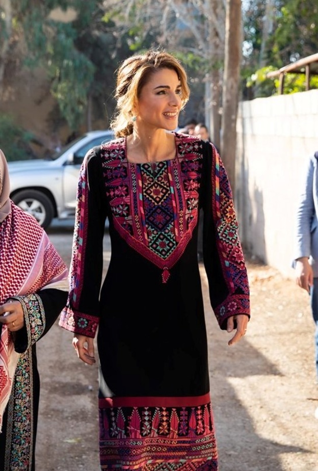 وضعت على كتفيها الكوفيّة الحمراء