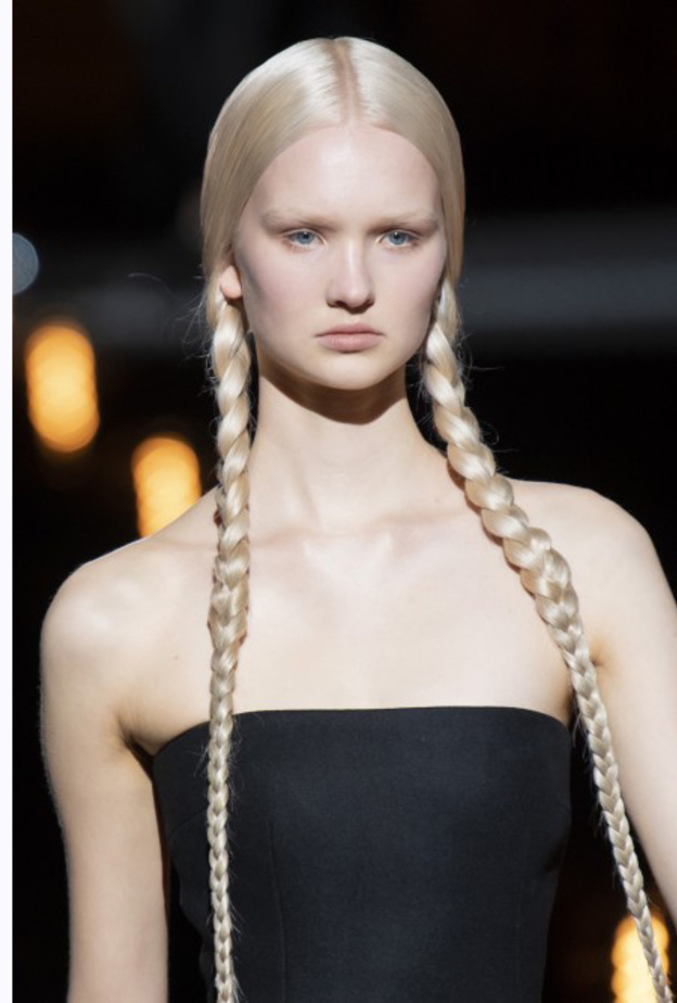 تسريحات الضفائر الجانبية مع الرباط موضة خريف 2019