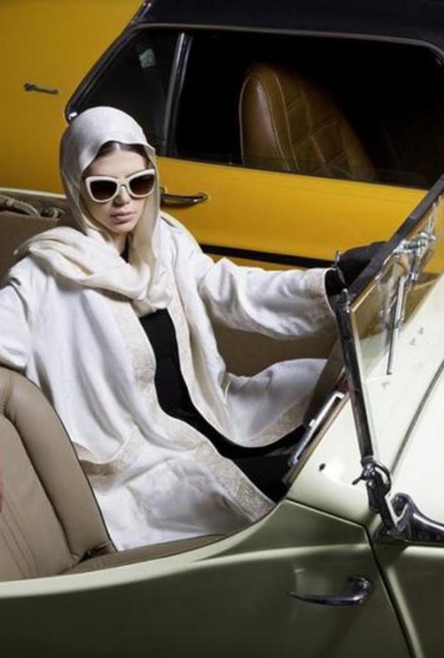 خصصت دور الأزياء العالمية جزء من اهتماماتها للمرأة السائقة في أزياء خريف 2019