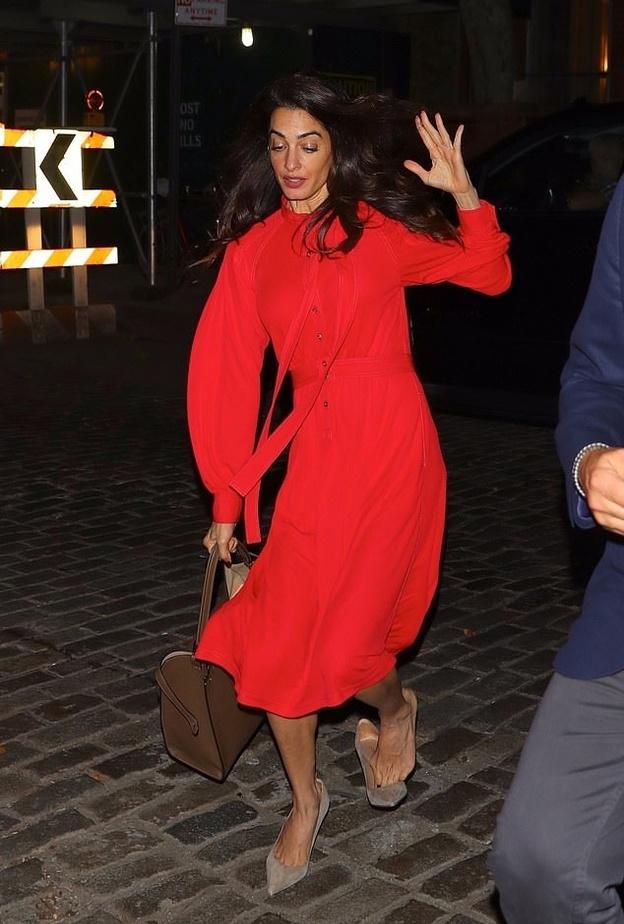 أمل كلوني ترتدي حذاء رمادي جعلها تقع في نيويورك