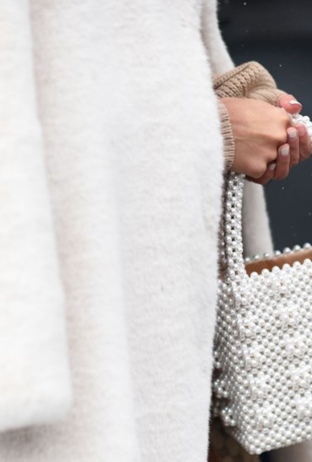 احدث موديلات حقائب بيضاء جلدية لشتاء 2020