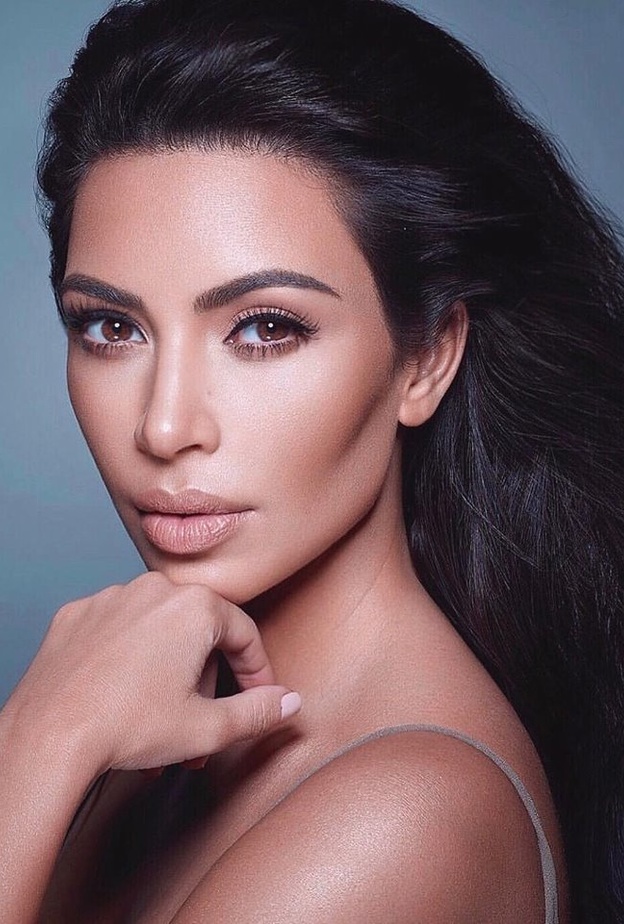  أجمل إطلالات كيم كاردشيان الجمالية