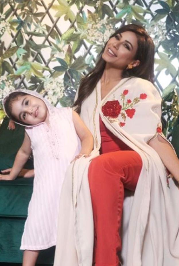 أزياء صيفية نسقتها مهيرة عبد العزيز وابنتها