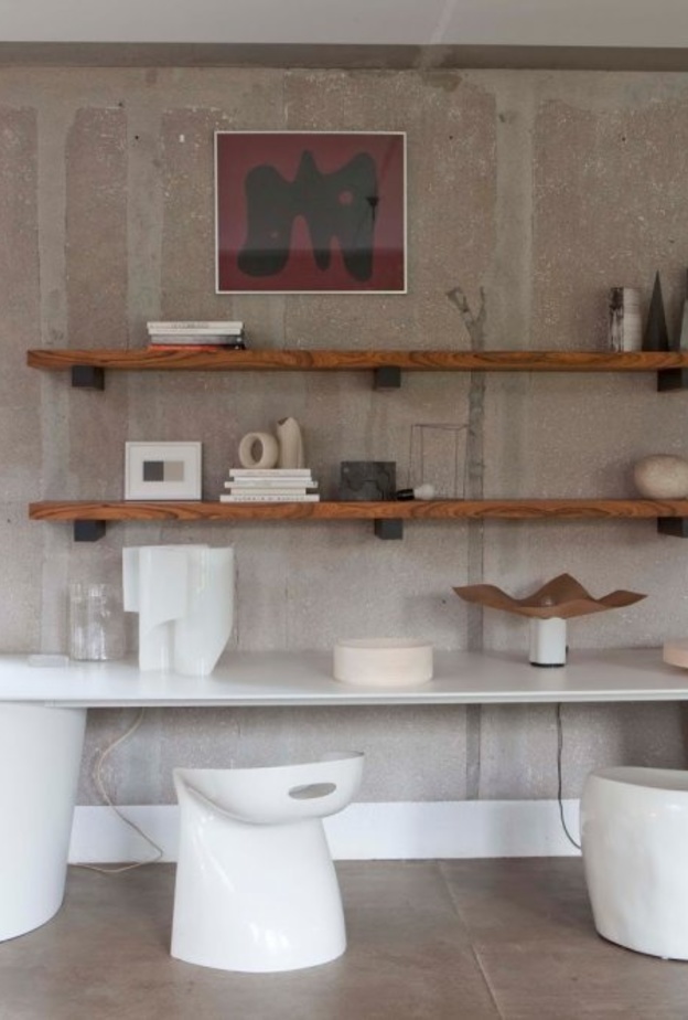 barcelona chair باللون الأ بيض البسيط والناعم