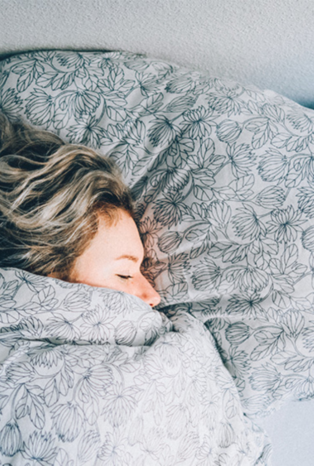 النوم على الجانبين يحسن من عملية التنفس أثناء الزكام