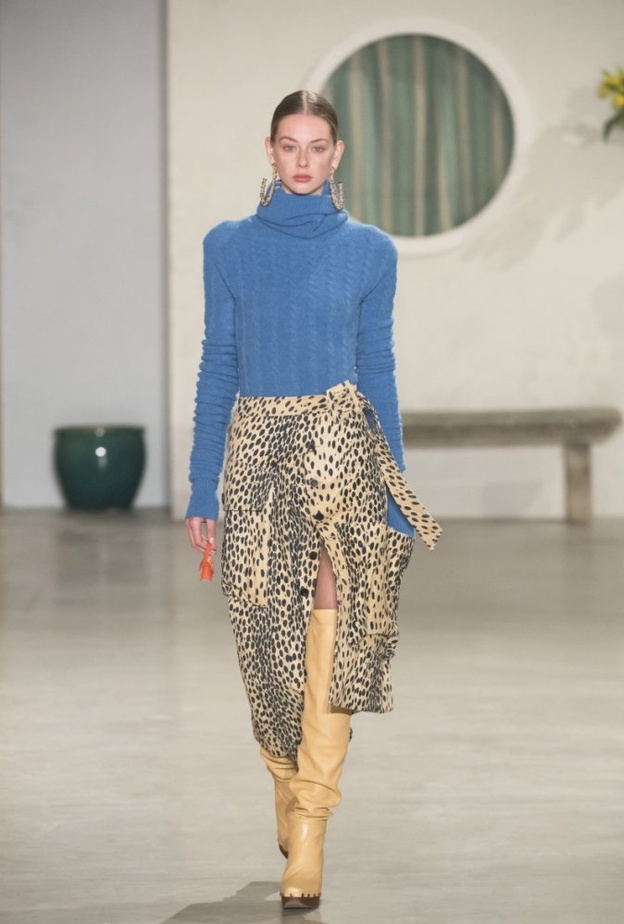 اختاري من دار Drome موضة التنورة الجلدية الواسعة مع الكسرات ونسّقيها مع الجاكيت الواسعة الزرقاء