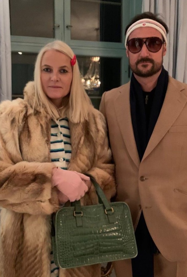 تنكر ولي عهد النرويج الأمير هاكون وزوجته الأميرة ميت ماريت