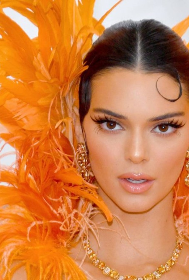 إطلالات جمالية جريئة اعتمدتها كيندال