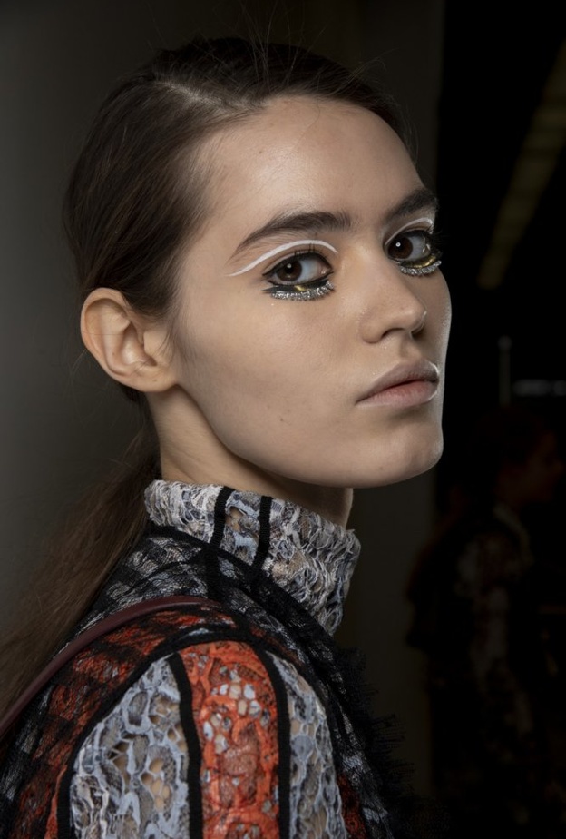 احدث رسمات آيلاينر بيضاء ودائرية موضة شتاء 2020 من Giambattista Valli