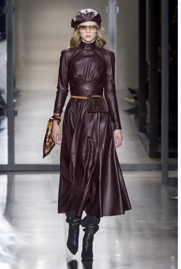 ملابس جلدية نسائية مع الفساتين السوداء والميدي من David Koma