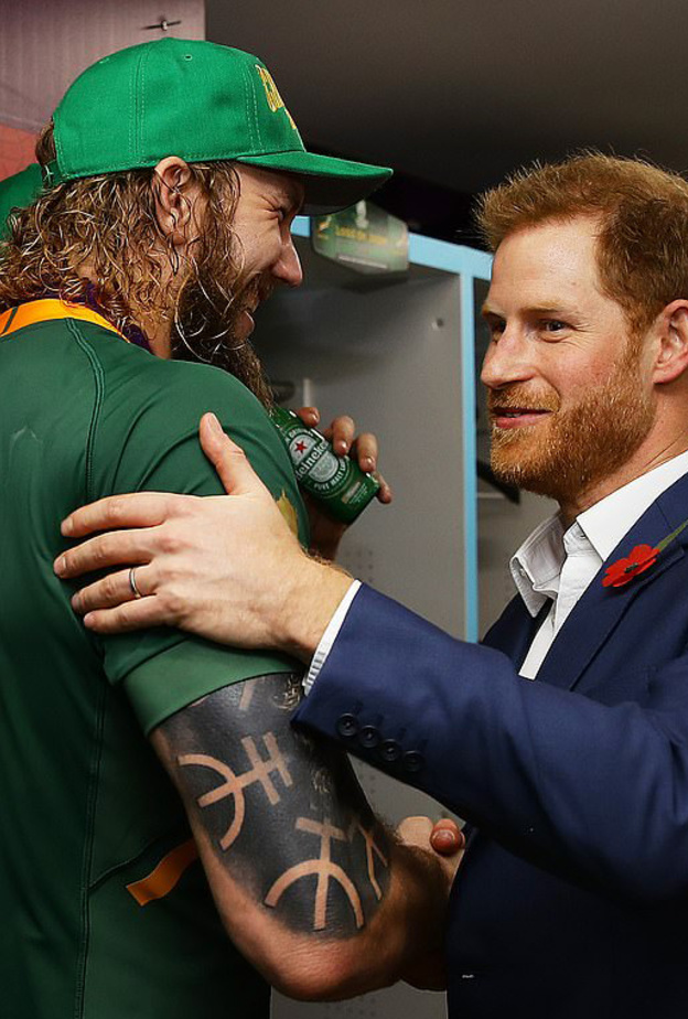 الأمير هاري ينضم إلى لاعبي منتخب جنوب إفريقيا للركبي بعد تغلبهم على منتخب إنجلترا