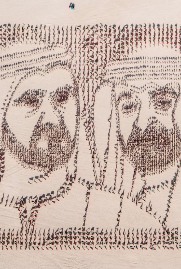 صورة لمحمد بن راشد ومحمد بن زايد من 4500 علم إماراتي احتفالا بيوم العلم