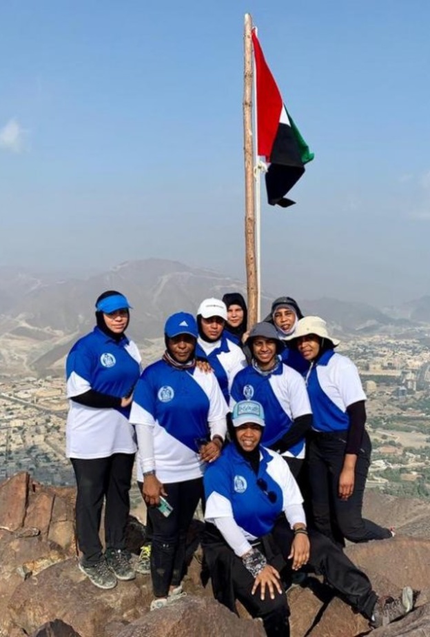 علم الإمارات يرفرف عالياً.. رفع علم الإمارات على 7 قمم جبلية