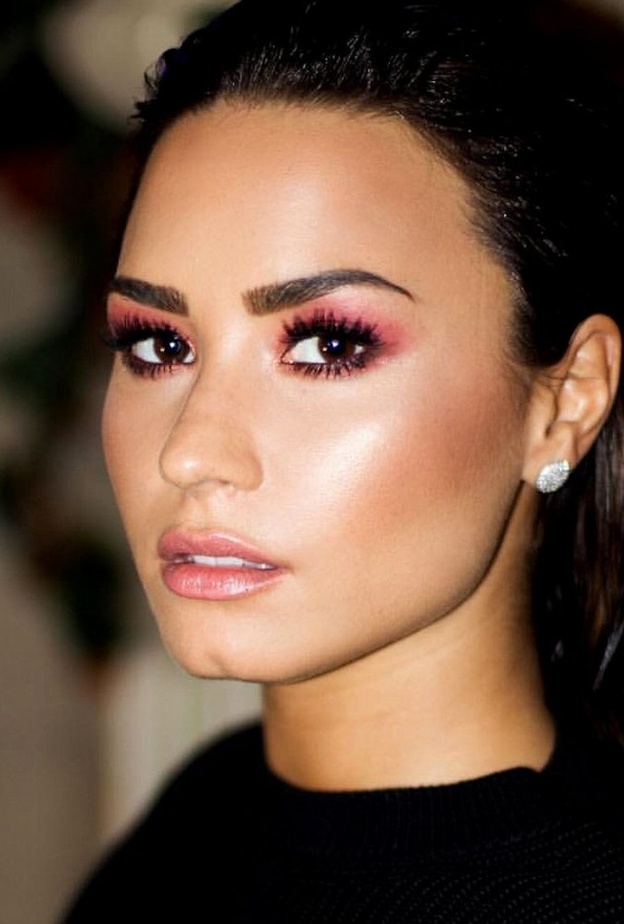 طريقة وضع مكياج عيون وردي ناعم بأسلوب Emily Ratajkowski