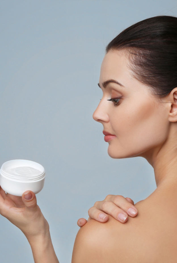 تجنبي إحتكاك الشعر بالظهر لأنه قد يزيد الزيت والأوساخ على الظهر