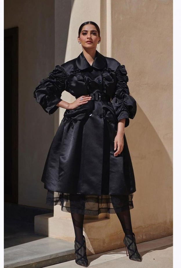 سونام كابور في الشارقة في اطلالة أنيقة بالأسود