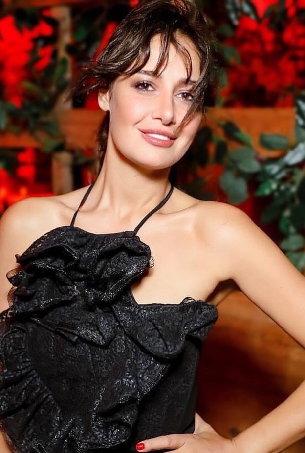 حلا شيحة تفاجئ الجمهور برقصها بالشورت