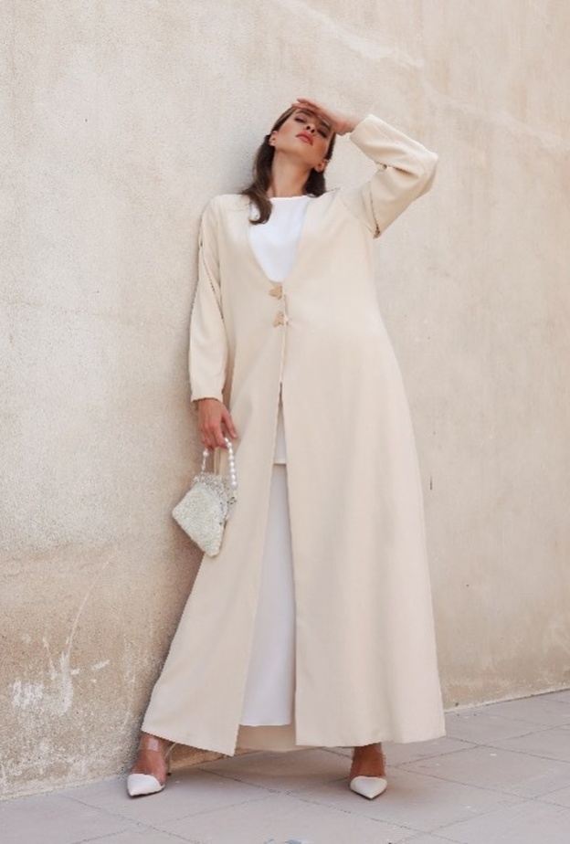 موديلات عبايات بتفاصيل الأزرار 