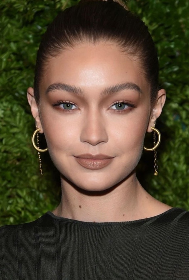 غالباً ما تختار جيجي حديد المكياج والتسريحات التي تناسبها