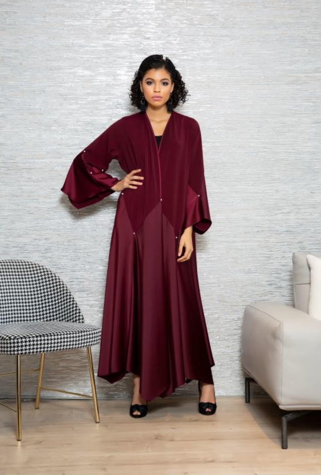 اكسري الروتين وتألقي بالعباية البوردو من عفّة الدباغ