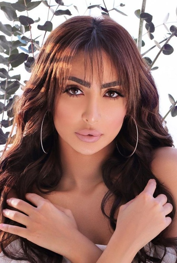 نجمات بتسريحات شعر مع الغرة المنسدلة من الاجمل