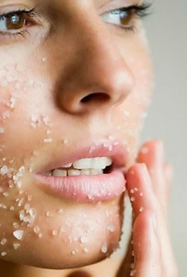 قومي بتقشير البشرة بالملح لإزالة خلايا الجلد الميتة