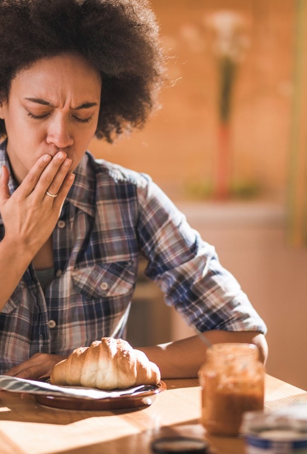  الاستفراغ بعد الأكل الدسم من أعراض التهابات المعدة