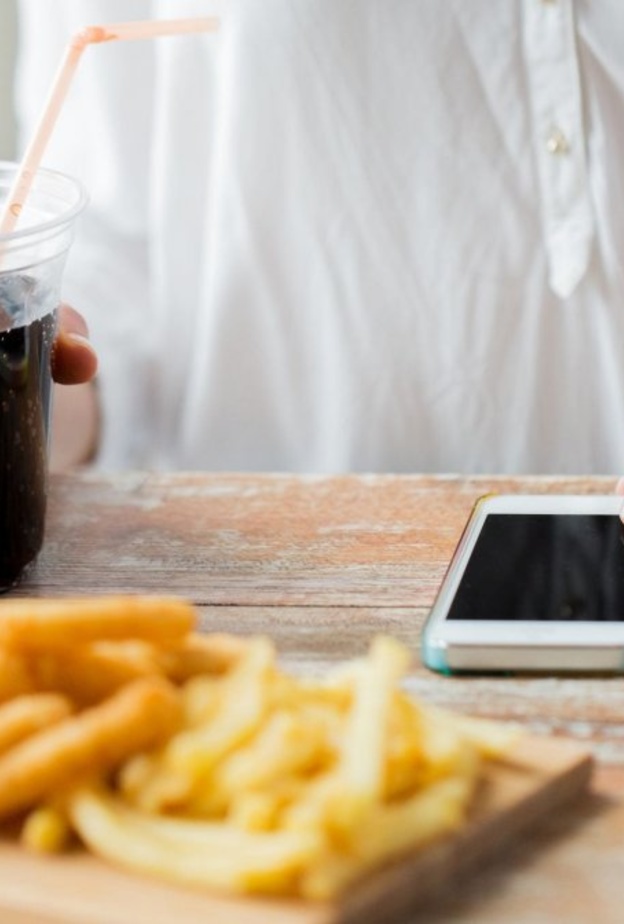  استخدام الموبايل يؤثر على نوعيات الطعام المتناولة