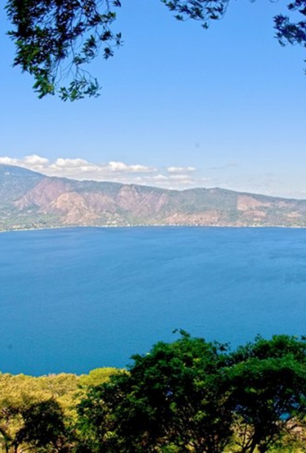 بحيرة Coatepeque الجميلة