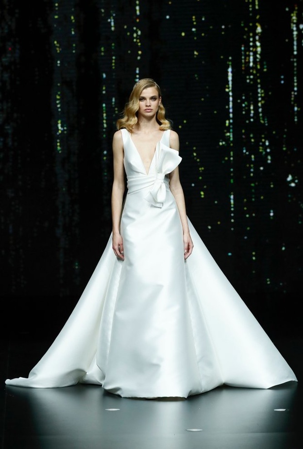 فستان بأكمام منسدلة من alexandra grecco