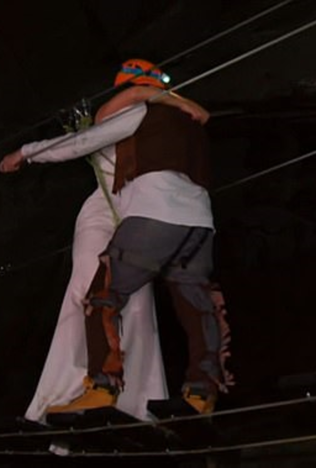 العروس ليونا خابت امالها بعد ان اضطرت الى المشي عبر الكهف المظلم بدون عائلتها