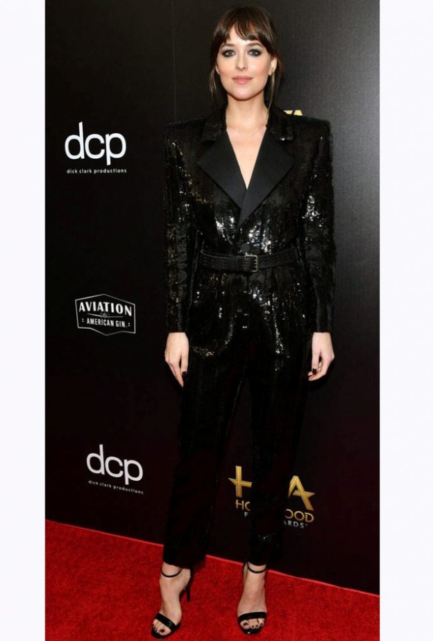 الملكة ليتيزيا تألقت ببدلة سوداء تميّزت بأكمامها المزيّنة بالريش