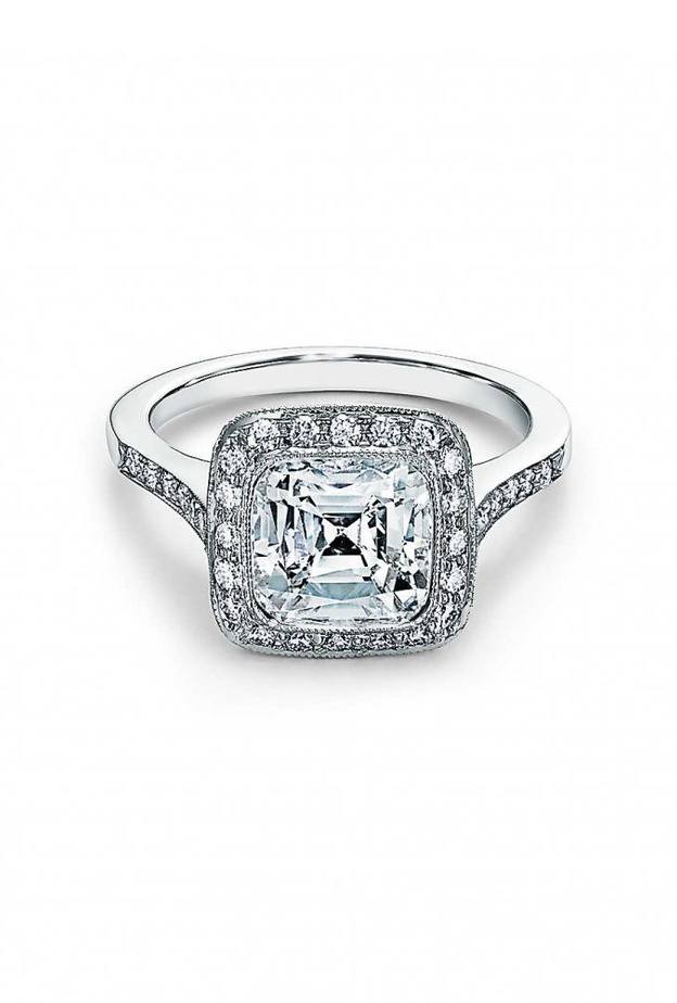 تصميم خاتم الماس راقي بقصة الزمرد من Graff