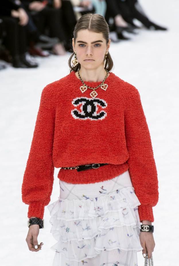 الكنزة باللون الأحمر من شانيل