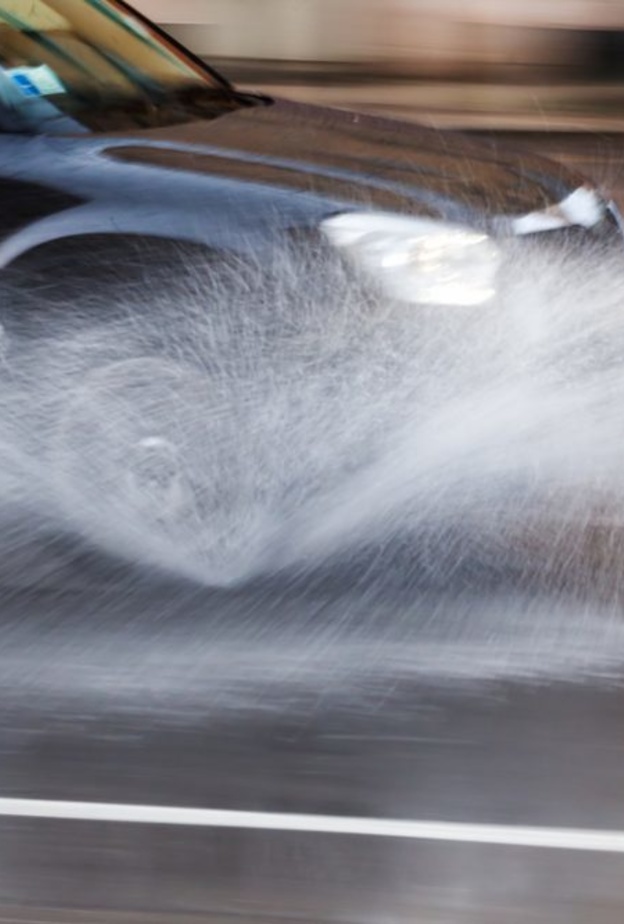 كيفية السيطرة على السيارة من الانزلاق اثناء المطر في الشتاء