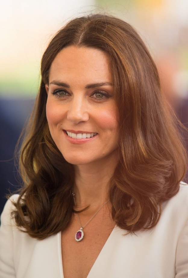 طريقة وضع مكياج خفيف للعمل مع خطوط الايلاينر من وحي اطلالات كيت ميدلتون