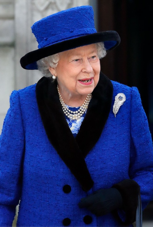 الملكة اليزابيث تفاطع الفرو الطبيعي