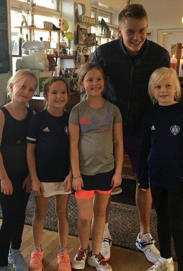 الأميرة جوزفين مع بطل العالم لتنس الناشئين