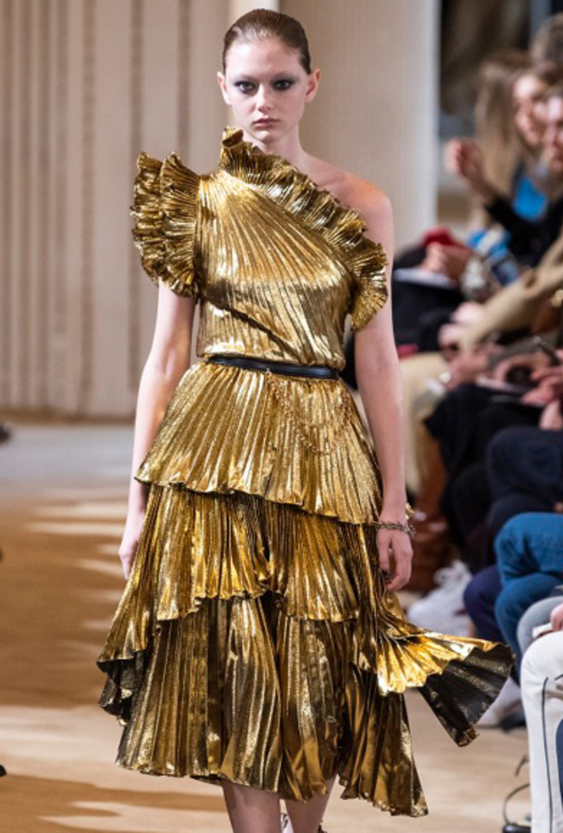 اختاري التصاميم الذهبية لاطلالة جريئة في سهرات شتاء 2020