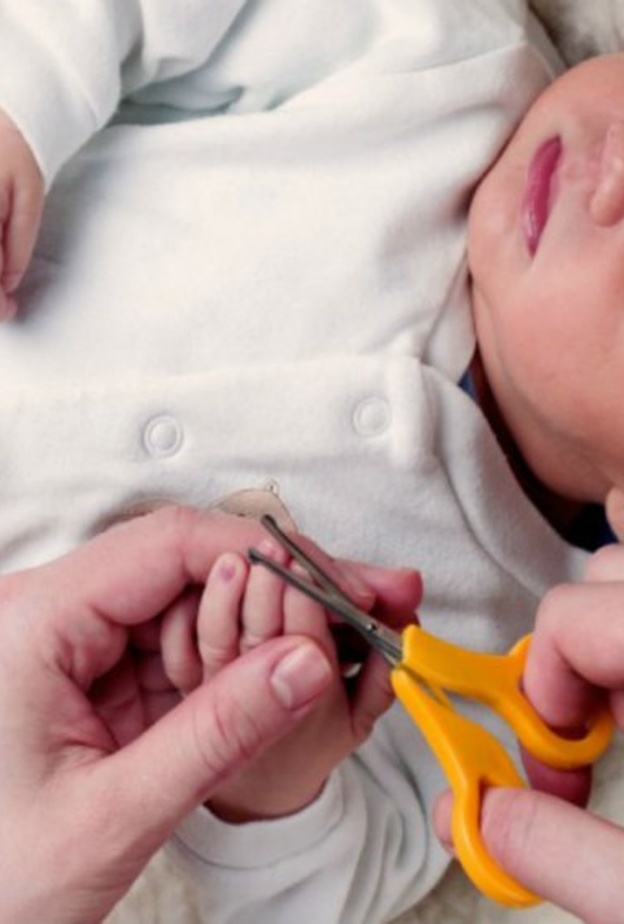  كيفية تقليم وقص اظافر حديثي الولادة بسهولة وآمان