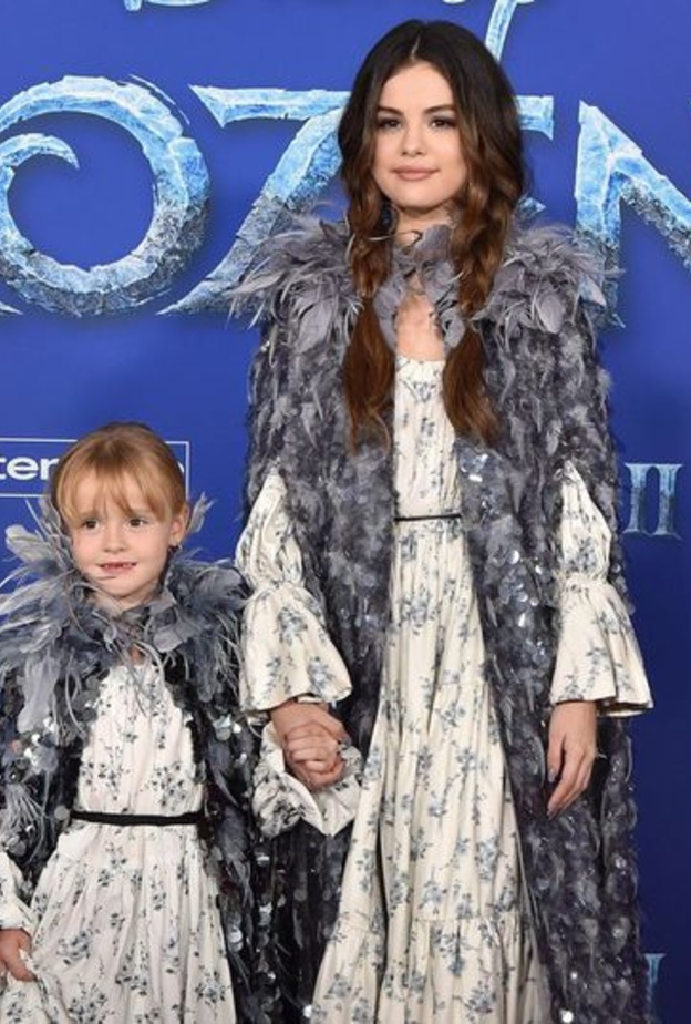 سيلينا جوميز واختها 