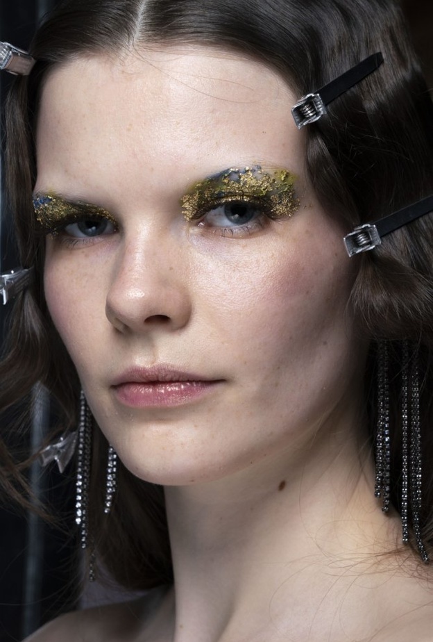 ظلال العيون الحمراء مع الترتر من Rodarte